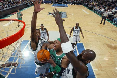 足球西甲豪门密集赛程崩盘，队内伤病潮袭来（密集赛程拖垮西甲豪门，球队遭遇伤病潮）