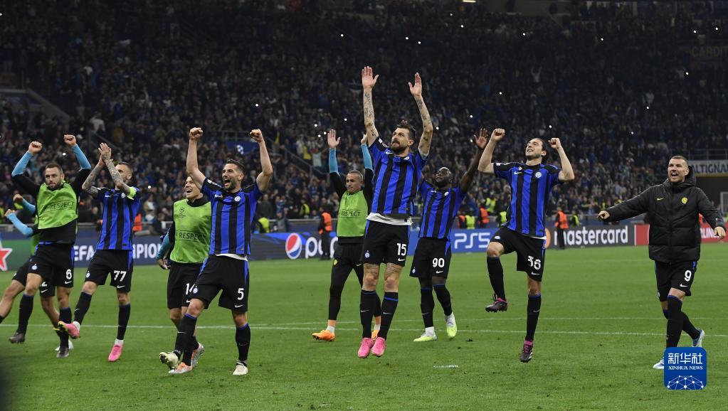 扛起球队进攻！基昂特·乔治半场18分5助攻带队压制湖人（基昂特·乔治火力全开：半场18分5助攻，率队压制湖人）