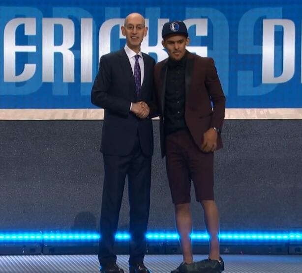 互相喂饭一起吐饼！湖人火箭两队不断出现失误 场面一团乱（湖人火箭互送失误，场面乱成一锅粥）