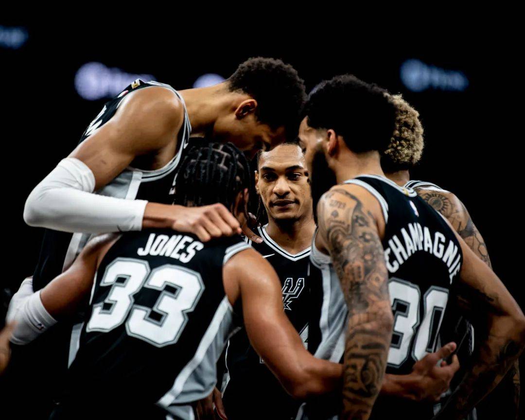 比赛官方报告：巴萨助教索尔格和门将教练德拉富恩特被罚下（官方赛报：巴萨助教索尔格与门将教练德拉富恩特被罚出场）