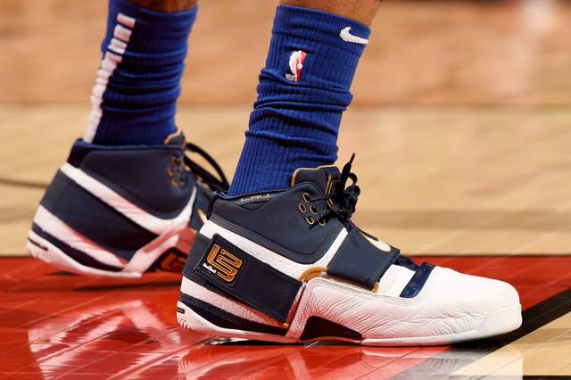 贺希宁独木难支，19中9空砍21+8+8，三分球6中0，球队连失绝平三分！（贺希宁难救主：19投9中砍下21+8+8，三分6投全失，球队两度绝平三分未果）