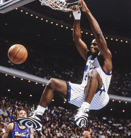 邮报：女足欧冠切尔西vs巴萨因停电被迫中断了五分多钟（邮报：女足欧冠切尔西对巴萨因停电，比赛暂停超过5分钟）