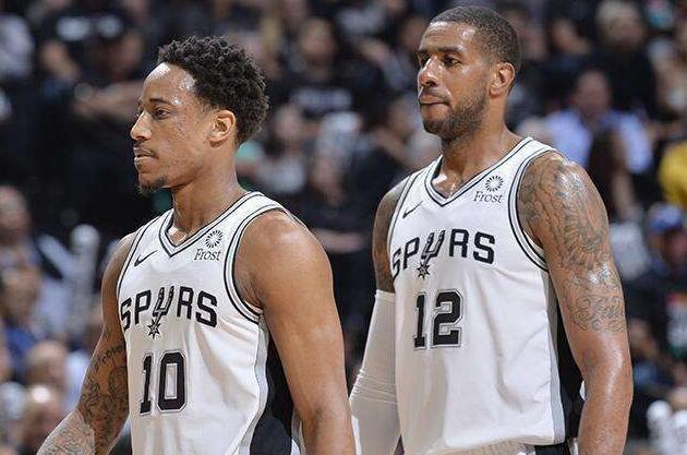 米体：家乡球队维亚雷焦深陷低迷，里皮对球员讲话鼓励他们（米体：维亚雷焦陷入低谷，里皮发声鼓舞球员）