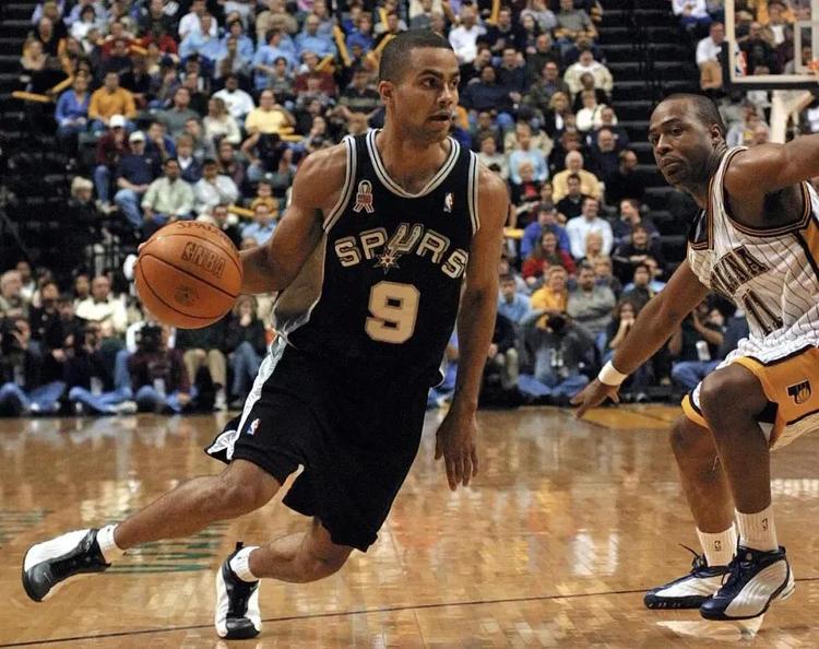 欧冠战报：格鲁克双响，阿贾克斯4-2逆转卡拉巴克收获首胜（欧冠焦点战：格鲁克梅开二度，阿贾克斯4-2翻盘卡拉巴克迎来首胜）