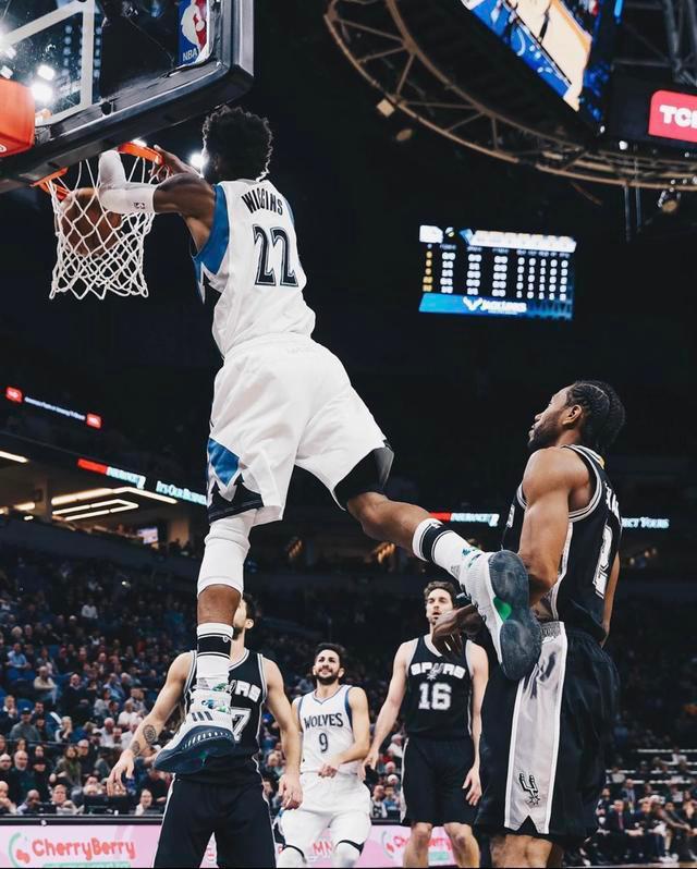 足球巴萨锋线双子星状态火热，联手贡献20球（巴萨锋线双星火力全开，联手轰入20球）