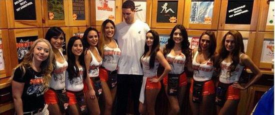 汪涵陪儿子参加马术比赛，嚼槟榔一脸享受，与老婆交替带娃引热议（汪涵现身儿子马术赛场，口嚼槟榔神态惬意，与妻子轮番带娃引发热议）