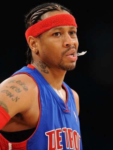 篮球CBA赛场出现精彩扣篮（CBA赛场上演精彩扣篮）