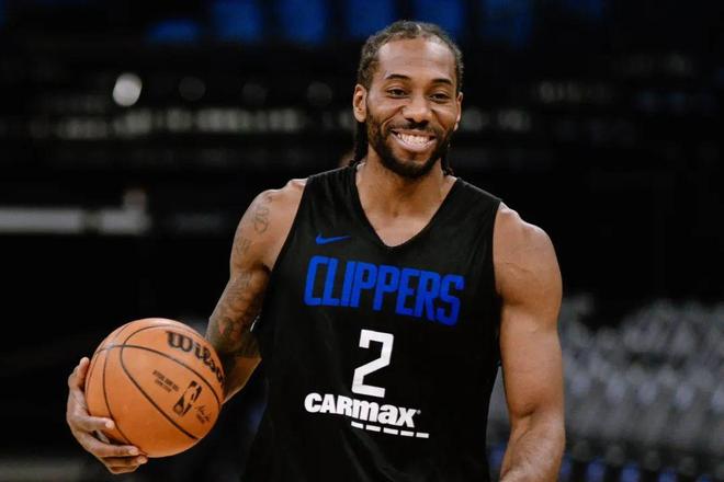 詹姆斯晒与布朗尼打高尔夫：与儿子共度美好时光如今尤为珍贵（詹姆斯晒父子高尔夫照：与布朗尼相伴时光愈发珍贵）