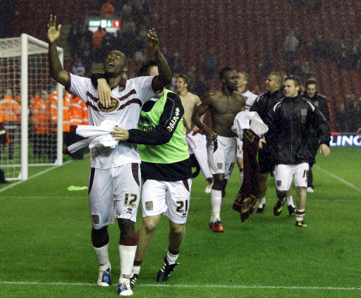 曼联欲引进加拉格尔或埃德松，争夺中场球员，冬季转会窗或成关键。（曼联锁定加拉格尔与埃德松，冬窗或成中场引援关键）