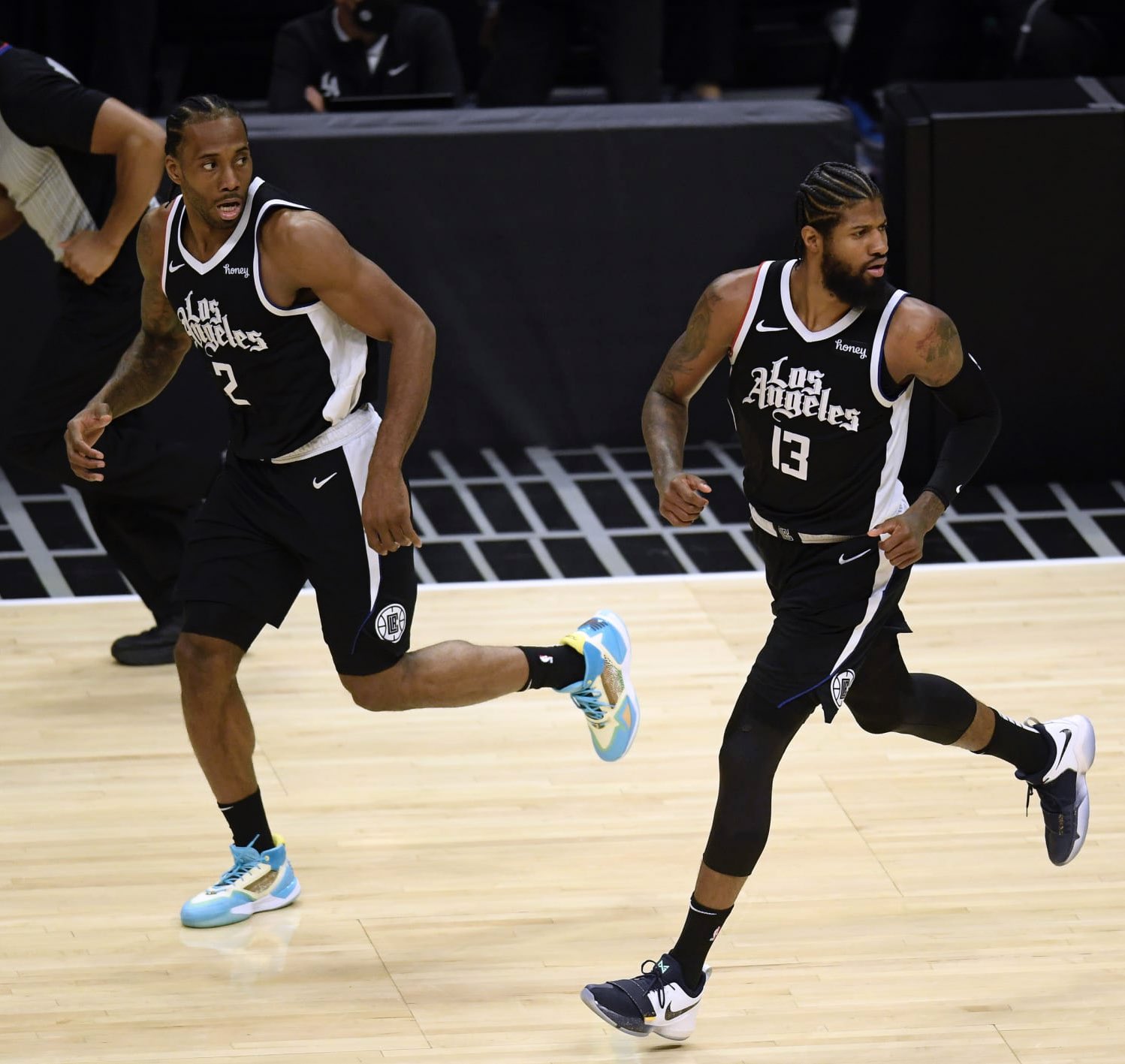 自加盟巴萨以来拉菲尼亚西甲助攻28次，同期仅次于格列兹曼（加盟巴萨后，拉菲尼亚西甲已贡献28次助攻，同期仅次于格列兹曼）