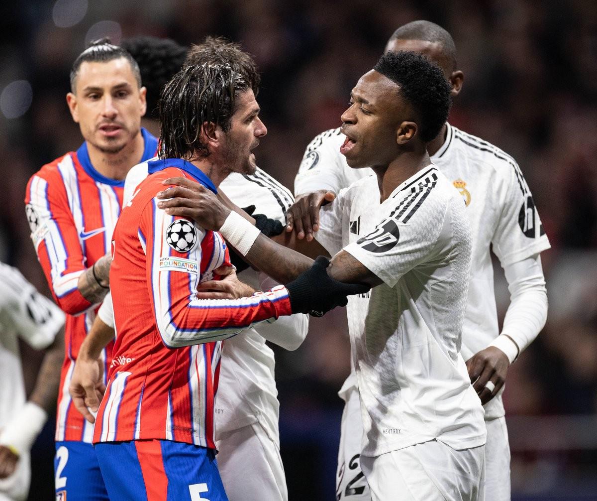 梅西抵达印度行第二站海得拉巴，现场球迷高呼梅西的名字（梅西抵达印度之旅第二站海得拉巴，现场球迷齐声高呼其名）