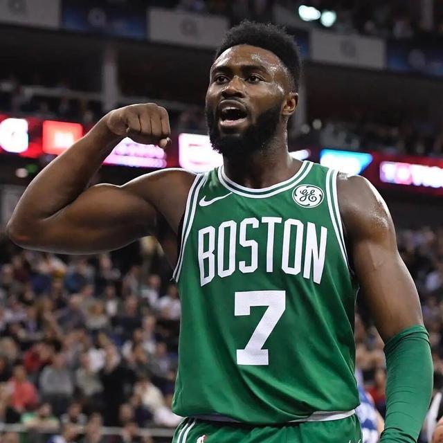 记者：米兰将与莱万经纪人会面讨论转会，伊布支持这一交易（米兰计划与莱万经纪人洽谈转会，伊布力挺此交易）