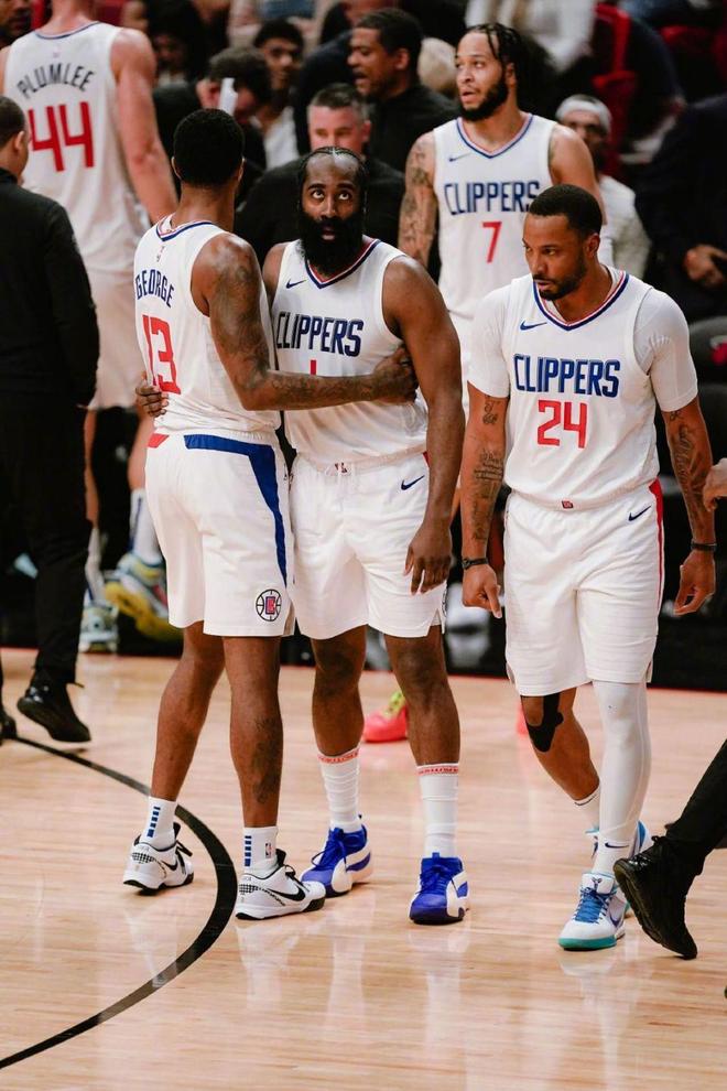 献礼啦！莱万开场4分钟闪击破门，新诺坎普球场迎来首个进球（莱万开场4分钟破门，新诺坎普见证首粒进球）