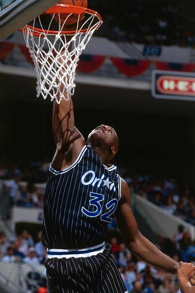 西甲：巴萨客胜扩大领先，皇马主场爆冷输球，VAR再度抢戏（西甲综述：巴萨客场取胜扩大优势，皇马主场冷负，VAR成为焦点）